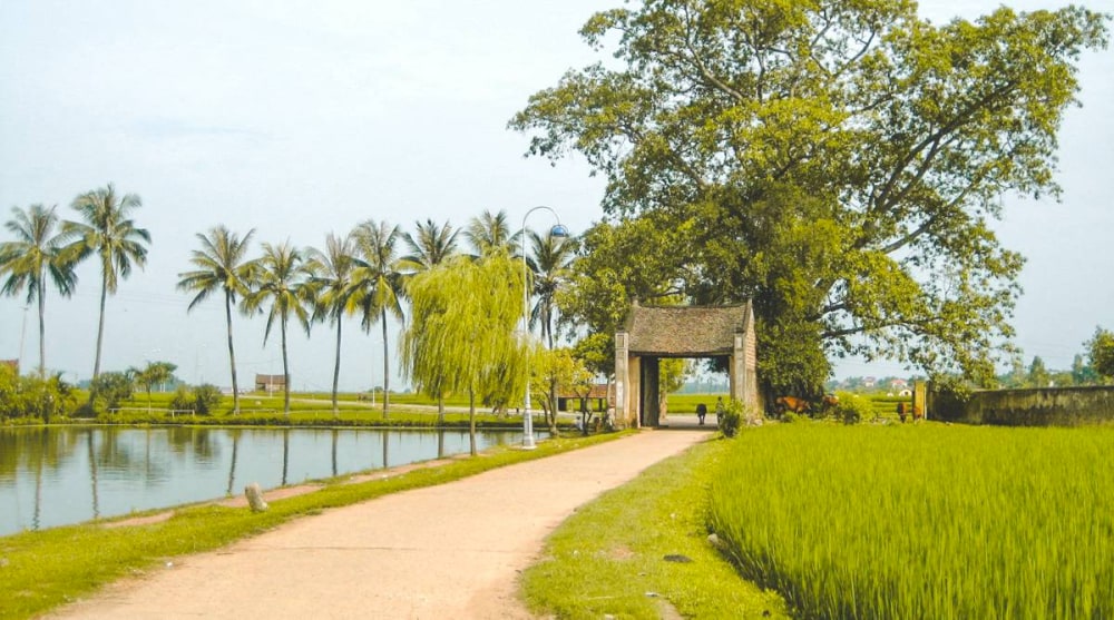 The Mong Phu village gate is a famous symbol of Duong Lam